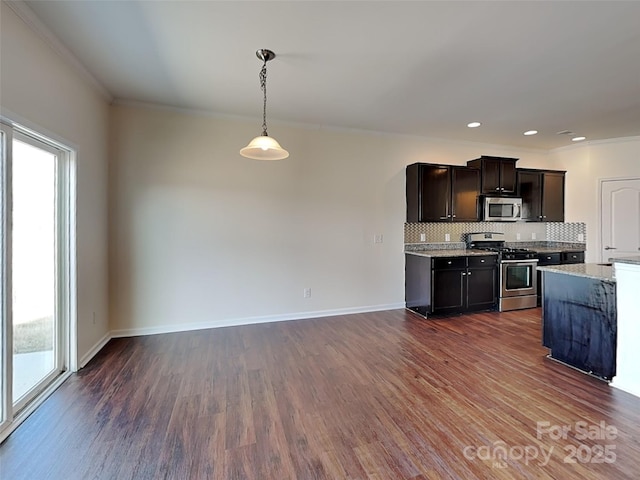 kitchen with stainless steel appliances, plenty of natural light, dark wood-style floors, and decorative backsplash