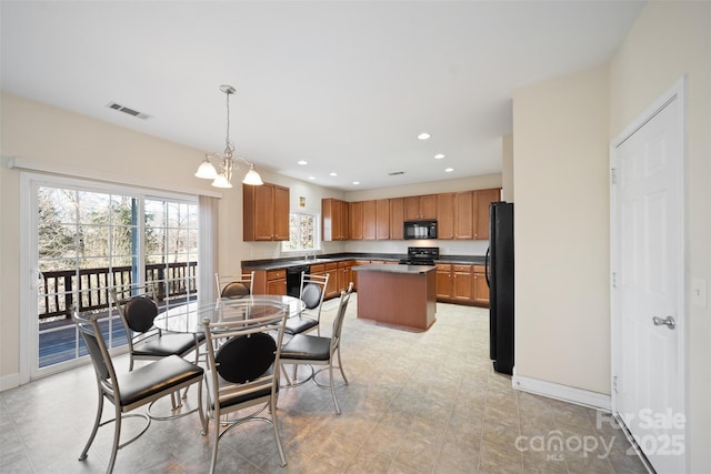 dining room with an inviting chandelier, recessed lighting, visible vents, and baseboards