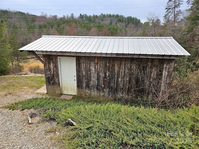 view of outdoor structure with an outbuilding