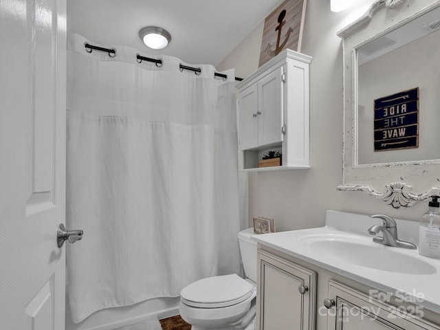 full bathroom with visible vents, toilet, shower / tub combo with curtain, and vanity