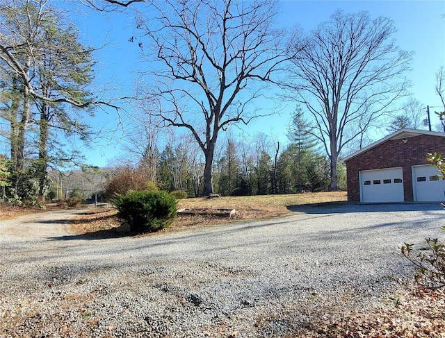 view of yard featuring gravel driveway