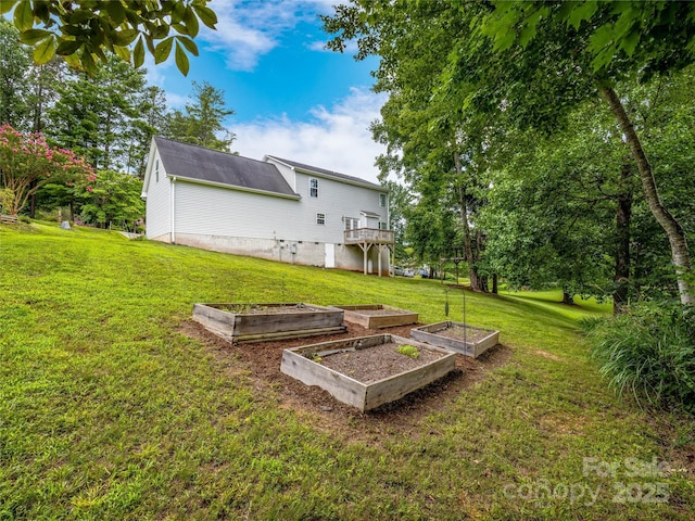 view of yard featuring a vegetable garden