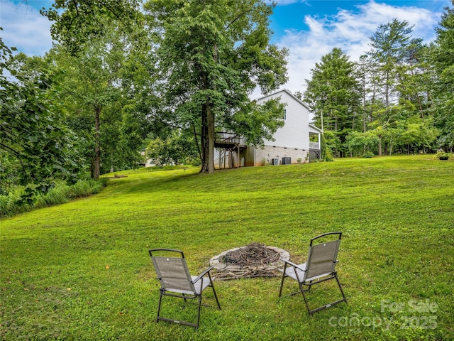 view of yard featuring an outdoor fire pit