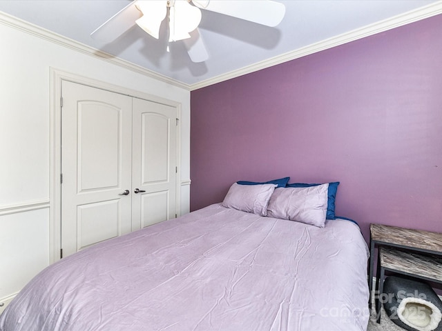 bedroom featuring a closet, crown molding, and a ceiling fan