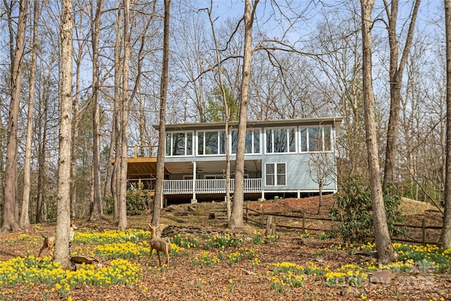 view of front of home featuring a sunroom and a ceiling fan