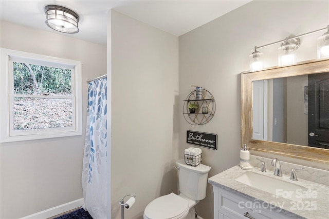 full bath featuring a shower with curtain, baseboards, toilet, and vanity