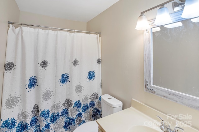 full bathroom with curtained shower, toilet, and vanity