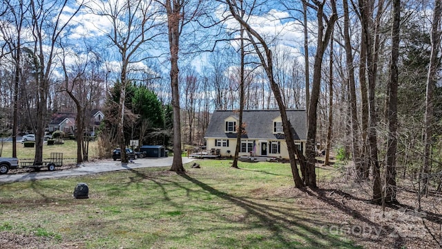 view of yard with driveway