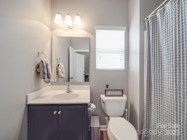 full bathroom featuring baseboards, toilet, vanity, and a shower with curtain