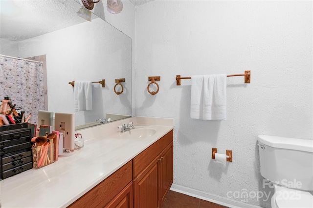 full bathroom with tile patterned flooring, toilet, vanity, a shower with curtain, and a textured ceiling