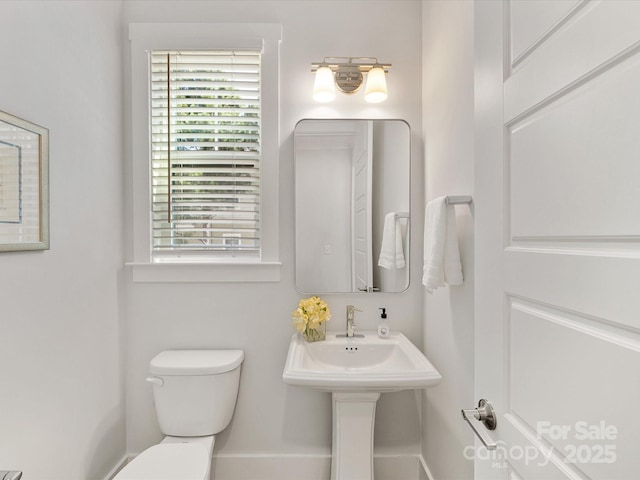 1409 Kenilworth Ave, Charlotte, NC 28203 - half bath featuring toilet