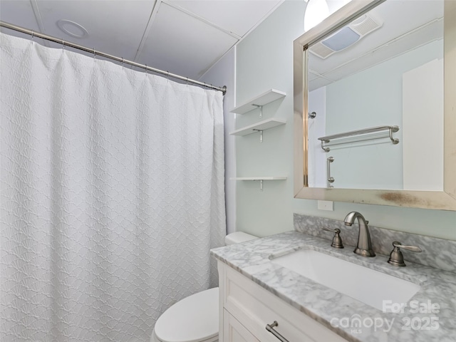 bathroom featuring a shower with shower curtain, toilet, and vanity