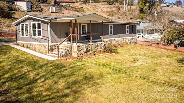 view of front facade featuring crawl space, covered porch, and a front yard