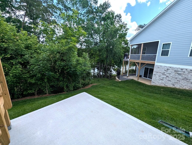 view of yard featuring a patio area
