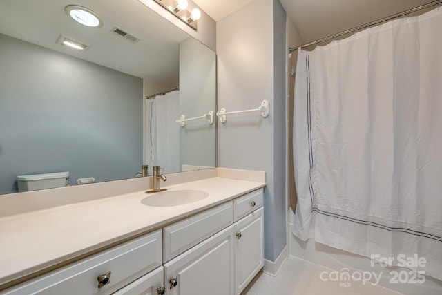 bathroom with toilet, vanity, visible vents, baseboards, and shower / bathtub combination with curtain