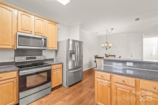 kitchen featuring light wood-style flooring, ornamental molding, appliances with stainless steel finishes, a chandelier, and hanging light fixtures