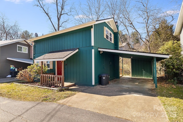 view of front facade with an attached carport and concrete driveway