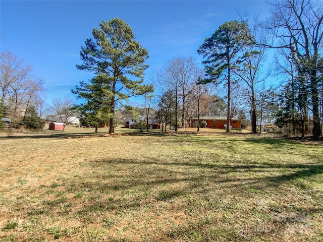 view of yard with an outbuilding