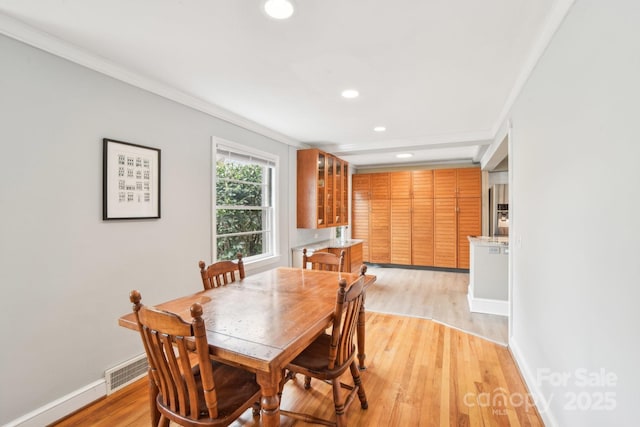 dining room with recessed lighting, visible vents, light wood-style flooring, and baseboards