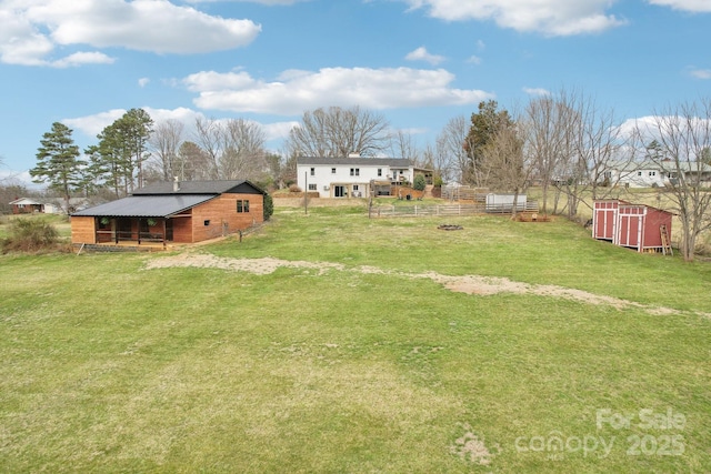 view of yard featuring an outdoor structure