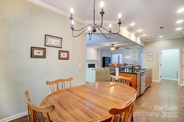 dining area featuring visible vents, ceiling fan with notable chandelier, recessed lighting, crown molding, and baseboards