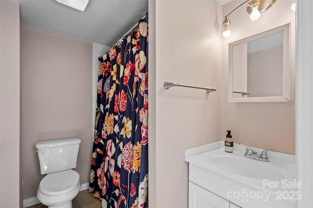 bathroom featuring vanity, toilet, a shower with curtain, and baseboards