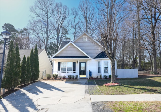 8421 Kings Creek Dr, Charlotte, NC 28273 - view of front of house featuring a front yard, fence, and covered porch