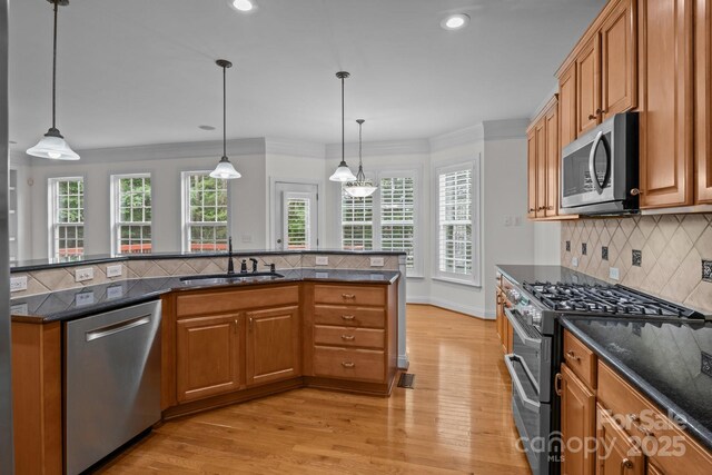561 Keystone Ct NW, Concord, NC 28027 - kitchen featuring stainless steel appliances, a sink, light wood-style floors, tasteful backsplash, and recessed lighting