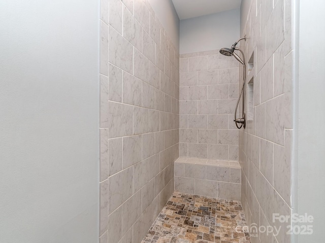 bathroom featuring a tile shower