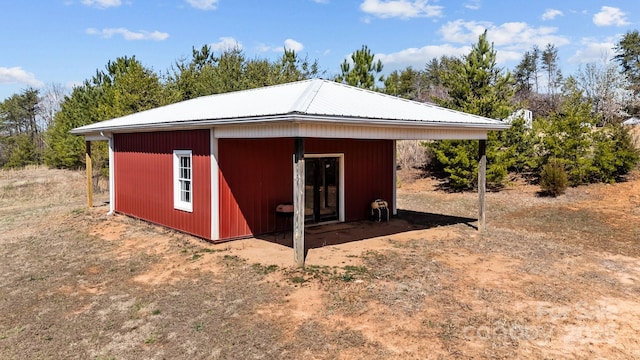 view of outdoor structure with an outbuilding