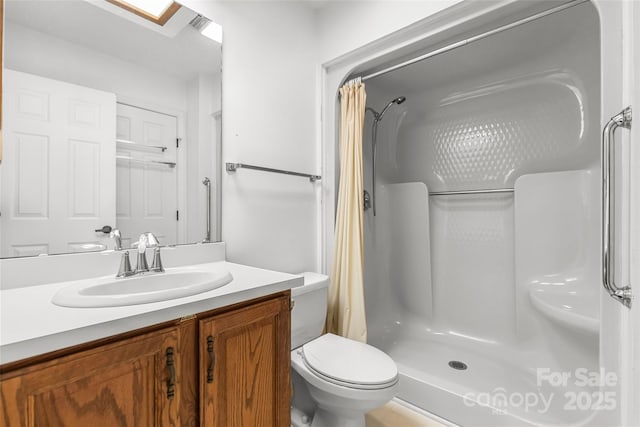 full bath with toilet, a shower with curtain, and vanity