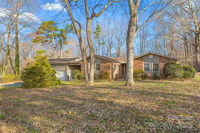 view of front of house featuring brick siding and a front lawn