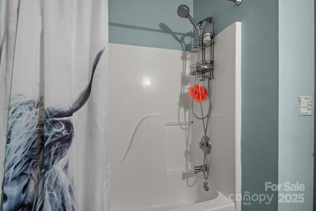 details with shower / bathtub combination with curtain