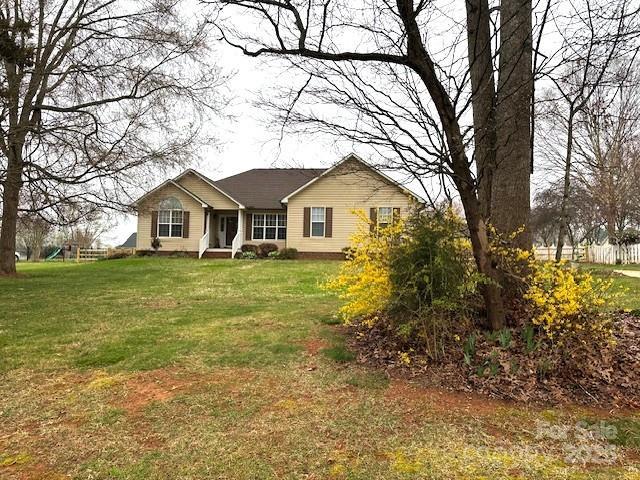 view of front of house featuring a front yard