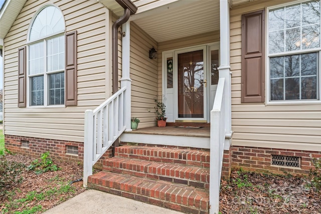 property entrance featuring crawl space and a porch