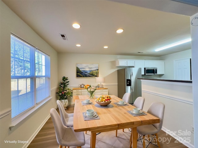 dining space with recessed lighting, visible vents, dark wood-style flooring, and baseboards