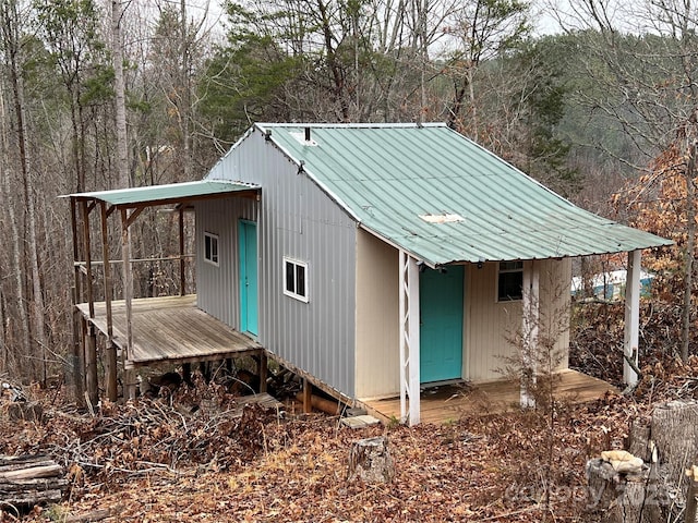 view of outdoor structure with an outbuilding