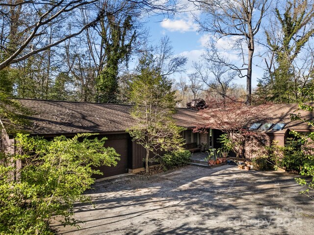 32 Fairway Rdg, Lake Wylie, SC 29710 - view of front facade featuring driveway and an attached garage