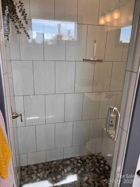 full bathroom featuring a tile shower