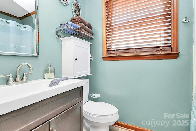 bathroom with a shower with shower curtain, baseboards, toilet, and vanity