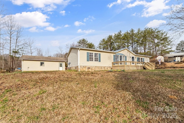 view of front facade with crawl space, a wooden deck, and a front lawn