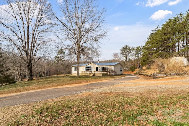 view of front of property featuring a front yard and driveway