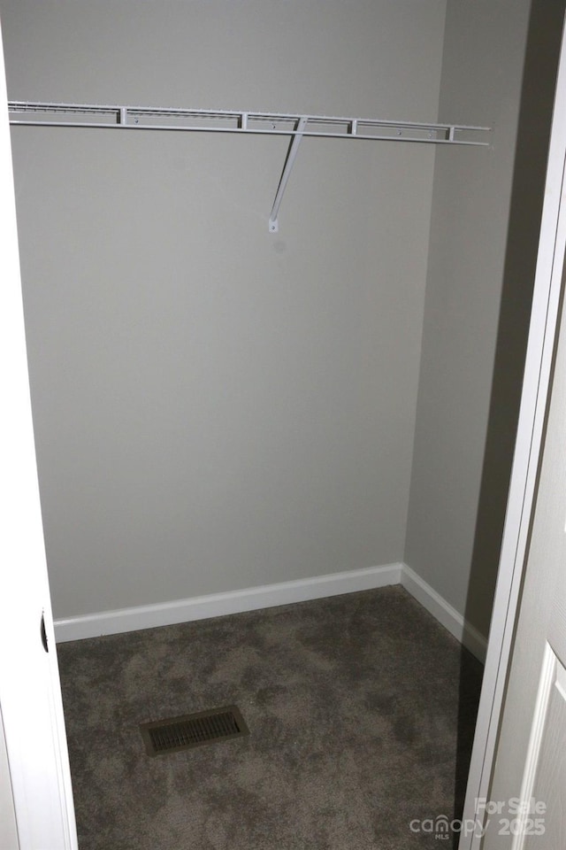 walk in closet featuring carpet flooring and visible vents