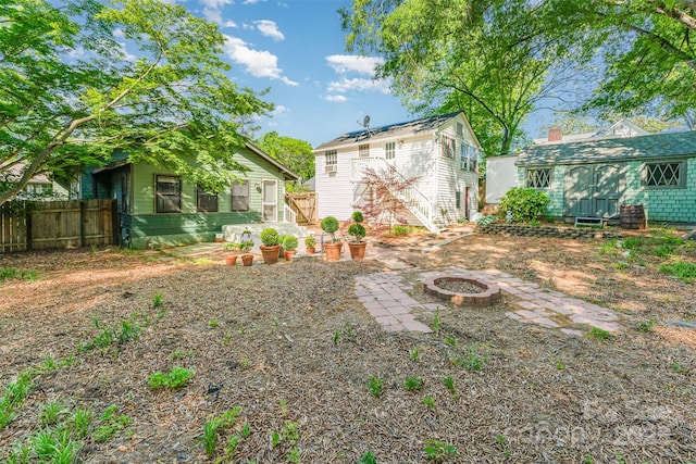 view of yard featuring fence and a fire pit