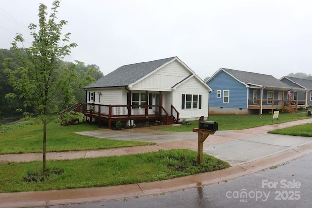 view of front of property featuring a front lawn and roof with shingles