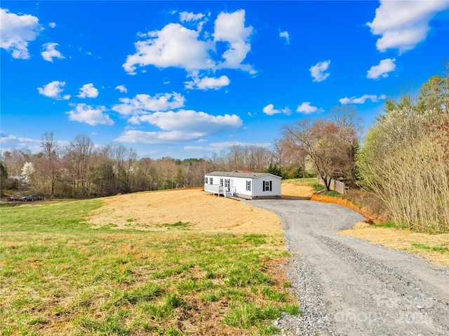 view of front of home featuring a front lawn and driveway