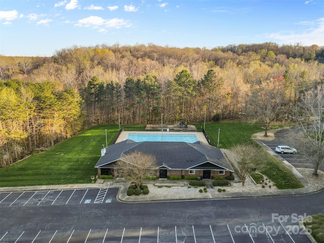 birds eye view of property featuring a wooded view