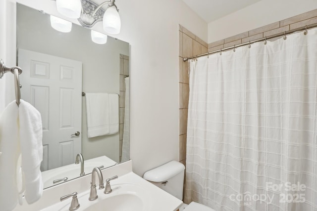 full bath with toilet, curtained shower, and vanity