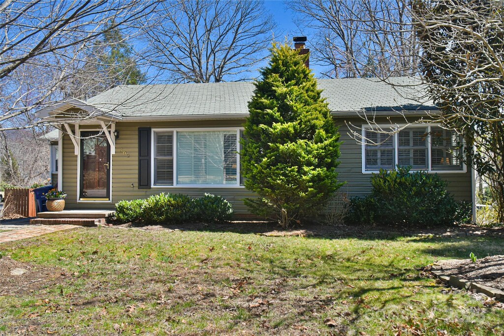 view of front of property featuring a front lawn