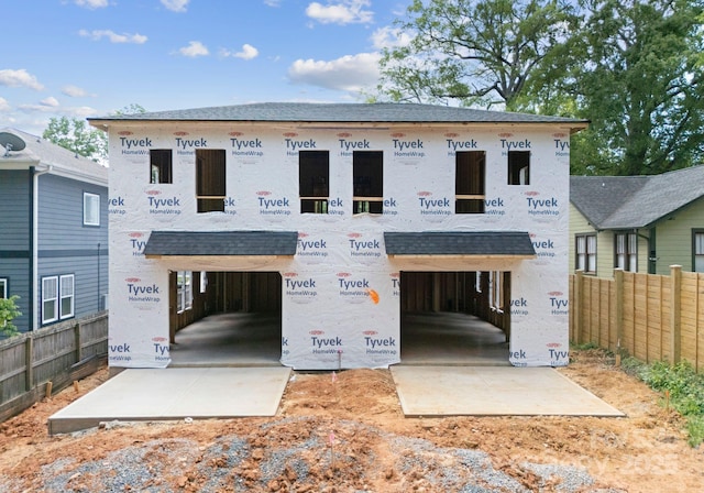 view of front of property featuring fence